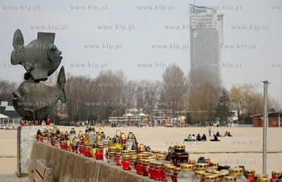 Gdynia. Znicze ustawione przez mieszkancow Gdyni na...