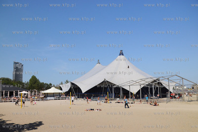 Na plazy w Srodmiesciu Gdynitrwa montaz gigantycznego...
