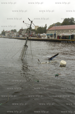 W porcie morskim w Ustce zatonal kuter wedkarski ms...