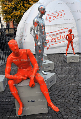 200 naturalnej wielkosci manekinow symbolizujacych...