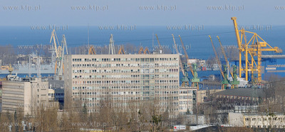 Stocznia Gdynia S.A. widok z ulicy Ceynowy. Nz. Budynek...