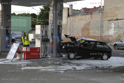 Slupsk. Seat Ibiza uderzyl w dystrybutor na stacji...