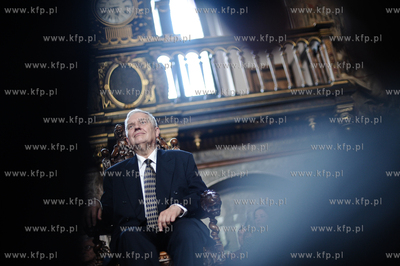 Uroczysta sesja Rady Miasta Gdanska. Wreczenie medali...