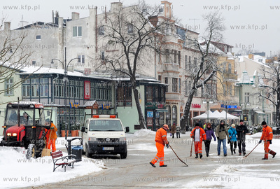 Sopot. Odsniezanie ulicy Bohaterow Monte Cassino, Placu...