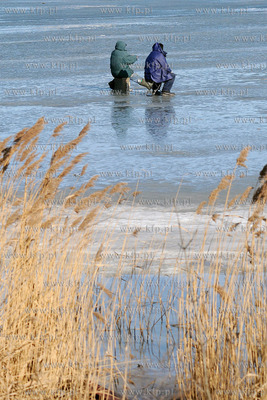 Wedkarze podlodowi lowia ryby w przereblach w okolicy...