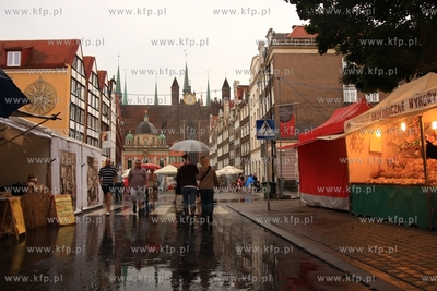 Czeste opady nie pozwalaja w pelni cieszyc sie trwajacym...