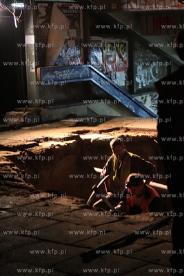 Ulewa podmyla chodnik przed dworcem skm na Zabiance,...