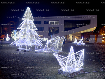 Gdynia. Swiateczne iluminacje przed Gdynskim Centrum...