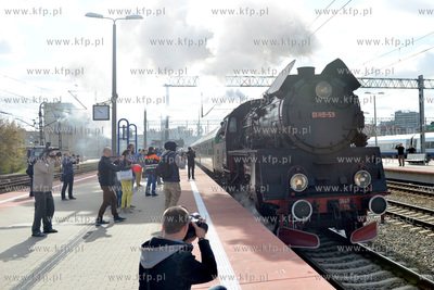 Przejazd pociagiem specjalnym, ciagnietym przez parowoz...