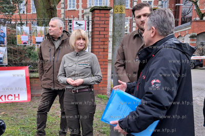 Protest mieszkańców Sulmina przed siedzibą Regionalnej...