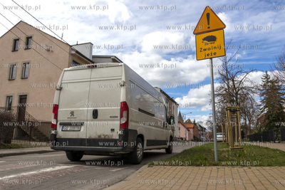 Znaki ostrzegawcze Zwolnij jeże na ulicy Mickiewicza...