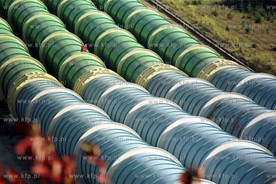 Rury doprowadzajace wode ze zbiornika do elektrowni...