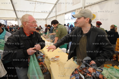 Gdansk, Targ Weglowy. Sniadanie wielkanocne dla ubogich...
