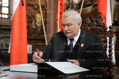 Po katastrofie lotniczej, w ktorej m.in. zginela para...