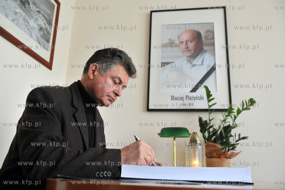 Gdansk. W biurze poselskim Macieja Plazynskiego zostala...