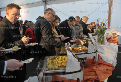 Po uroczystosciach poswiecenia i wmurowania kamienia...