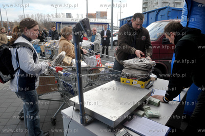 Gdansk. Parking Galerii Przymorze. Akcja ekologiczna...