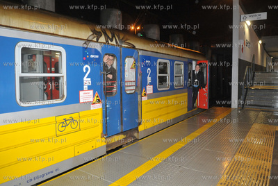 Pierwszy wyjazd kolejki SKM z przystanku Gdansk Srodmiescie...