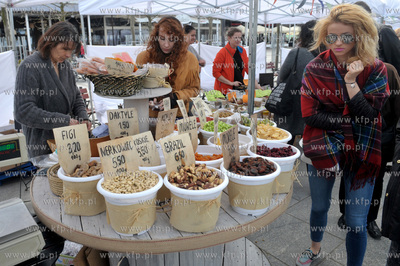 Sopot. Targ sniadaniowy na placu Przyjaciol Sopotu....