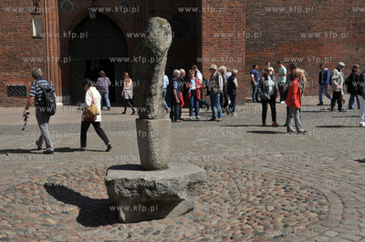 Gdansk. Nieczynna fontanna na ul. Piwnej przed wejsciem...