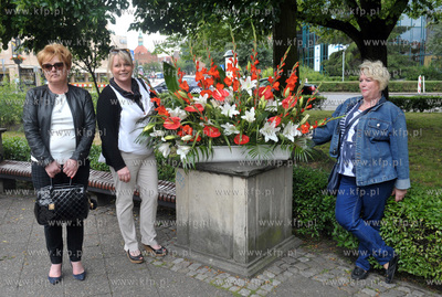 Gdanskie kwiaciarki zlozyly kwiaty pod pomnikiem Jana...