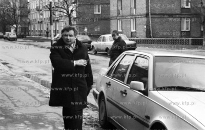 Lech Kaczynski na ulicy Korzennej udaje sie na spotkanie...
