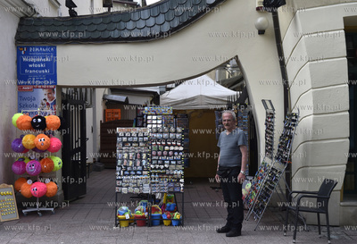Sopot. Stoisko z pamiątkami przy Krzywym Domku na...