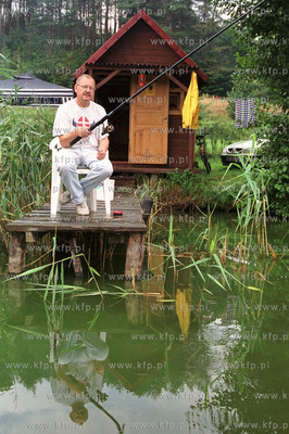 Profesor Brunon Synak przy swojej "rybaczowce" nad...
