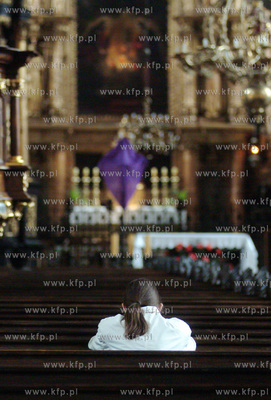 Modlaca sie osoba w kosciele sw Mikolaja w Gdansku.
08.04.2004
fot....