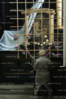 Modlaca sie osoba przy Grobie Panskim w kosciele sw...