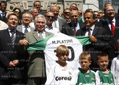 Gdansk. Michel Platini spaceruje po ulicach starowki...