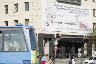 Gdansk. Plakat ze slowami Jana Pawla II o roli NSZZ...