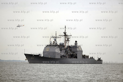 Do gdyńskiego portu wpływają okręty wojenne,  które...