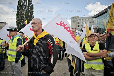 Gdansk. Demonstracja pracownikow firmy energetycznej...