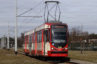 Tramwaj Duaweg linii nr. 3 na torach wzdłuż Zielonej...