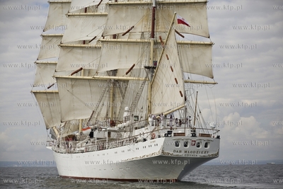 Powrót żaglowca Dar Młodzieży z ostatniej, tegorocznej,...