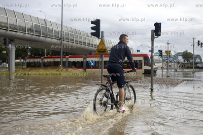 Zalane po intesywnych opadach deszczu skrzyżowanie...