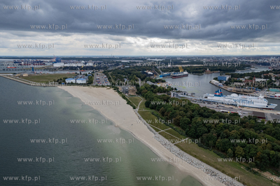 Dogaszanie pożaru w jednej z hal na terenie spalarni...