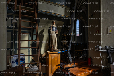 Demontaż rusztowań potrzymujących spękane sklepienie...