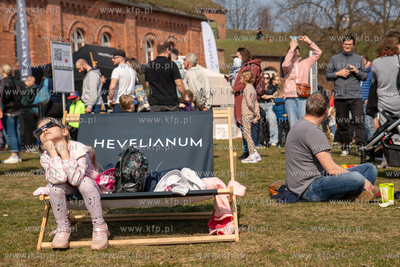 Ogląganie cześciowego, 13% zaśmienia słońca na...