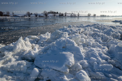 Zima. Wisła w okolicy mostu w Kiezmarku. 18.01.2026...