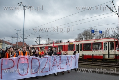 Gdańsk. Protestacyjny Marsz Ponad Podziałami zorganizowany...