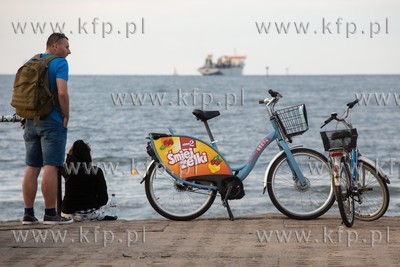 Rower Mevo zaparkowany nad morzem w Brzeźnie. 4.08.2019...