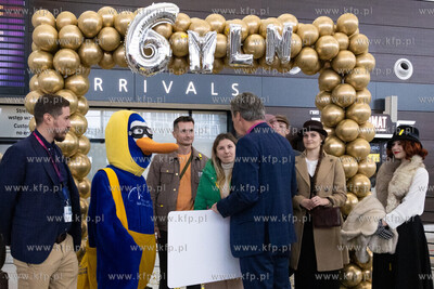 Port Lotniczy Gdańsk im. Lecha Wałęsy. Nz. Powitanie...