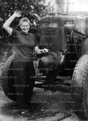 Traktorzystka i jej Ursus. 06.1979 Fot. Zbigniew Kosycarz...