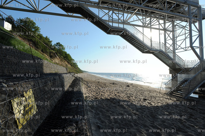 Trzesacz. Gotowe zejscie na plaze budowane od 2007...