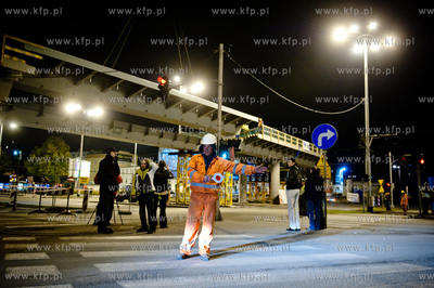 Gdansk - Wrzeszcz. Montaz kolejnych elementow estakady...