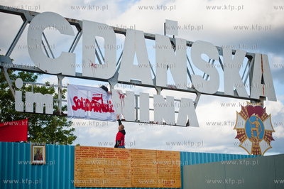 Gdansk. Happening przed Brama Historyczna nr 2 Stoczni...