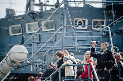 Port w Gdyni. Tlum ludzi oglada i zwiedza zacumowane...