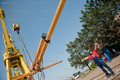 Gdansk. Stocznia Remontowa. Operacja stawiania pierwszego...